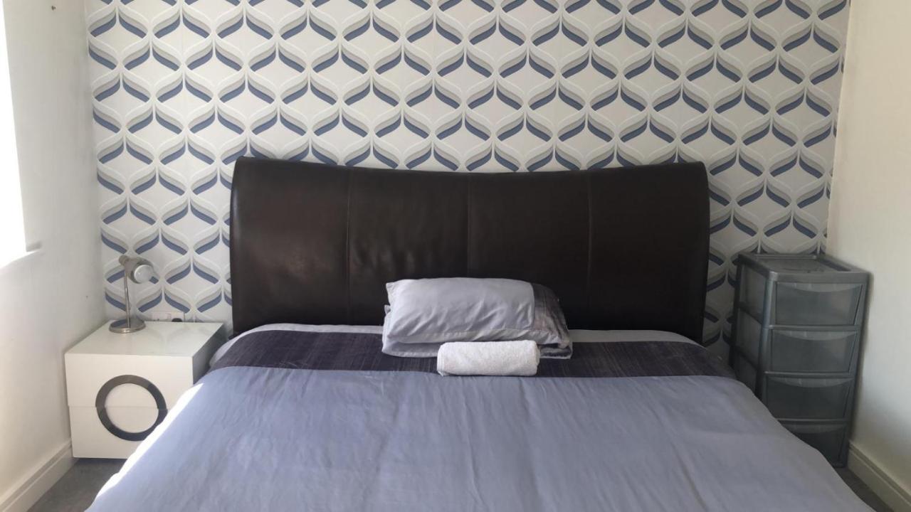 Superking Bedroom Close To The A30 Camborne Eksteriør bilde
